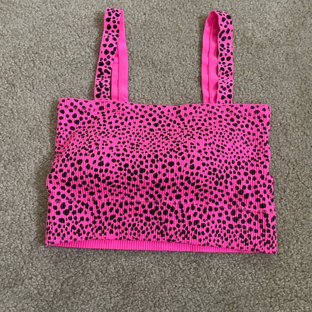 Cute and simple pink crop top with black dots! Size S. - Picture 2 of 2